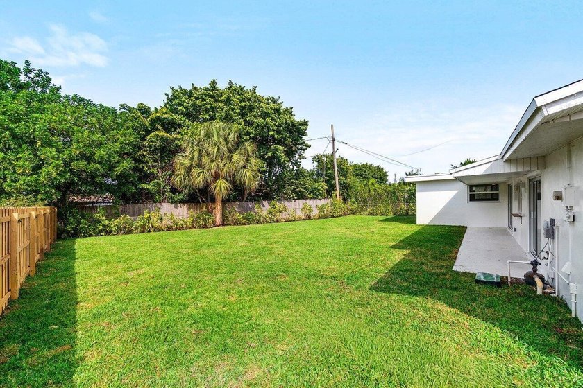 Welcome to this charming three-bedroom, two-bathroom - photo 39