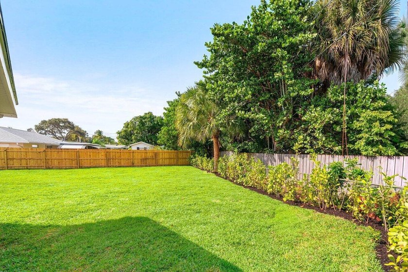 Welcome to this charming three-bedroom, two-bathroom - photo 40