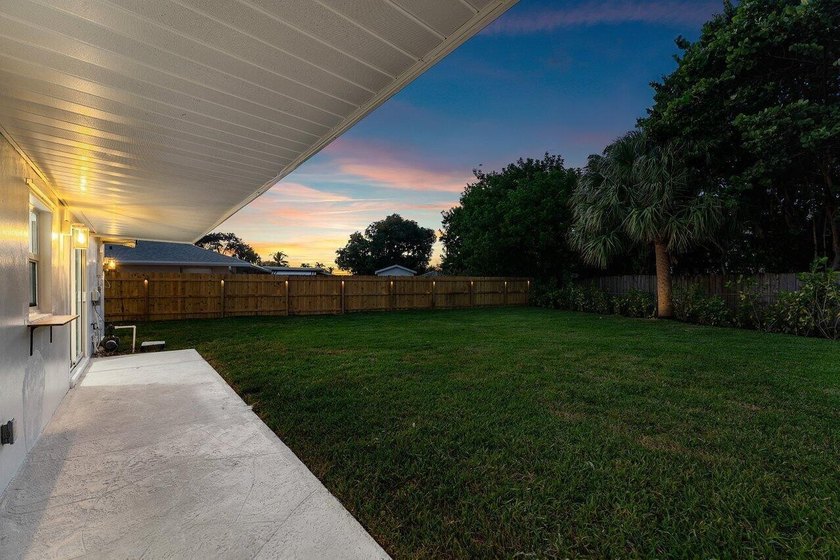 Welcome to this charming three-bedroom, two-bathroom - photo 45