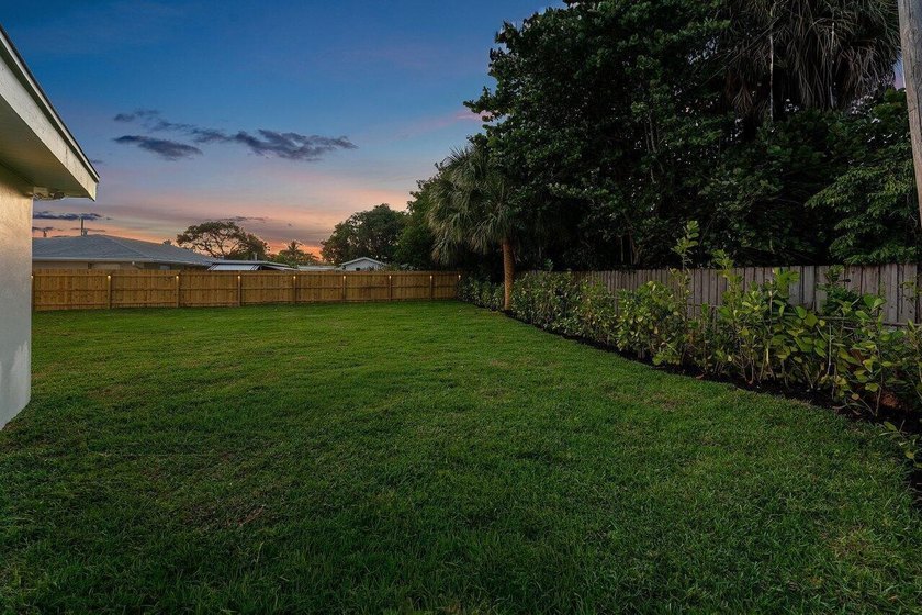 Welcome to this charming three-bedroom, two-bathroom - photo 46