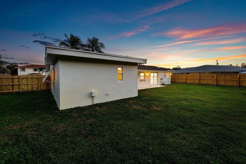 Welcome to this charming three-bedroom, two-bathroom - photo 47