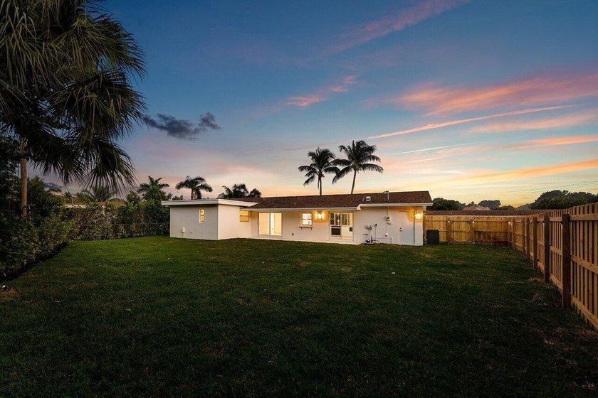 Welcome to this charming three-bedroom, two-bathroom - photo 48