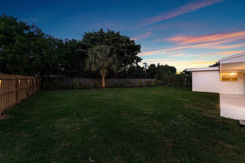 Welcome to this charming three-bedroom, two-bathroom - photo 49