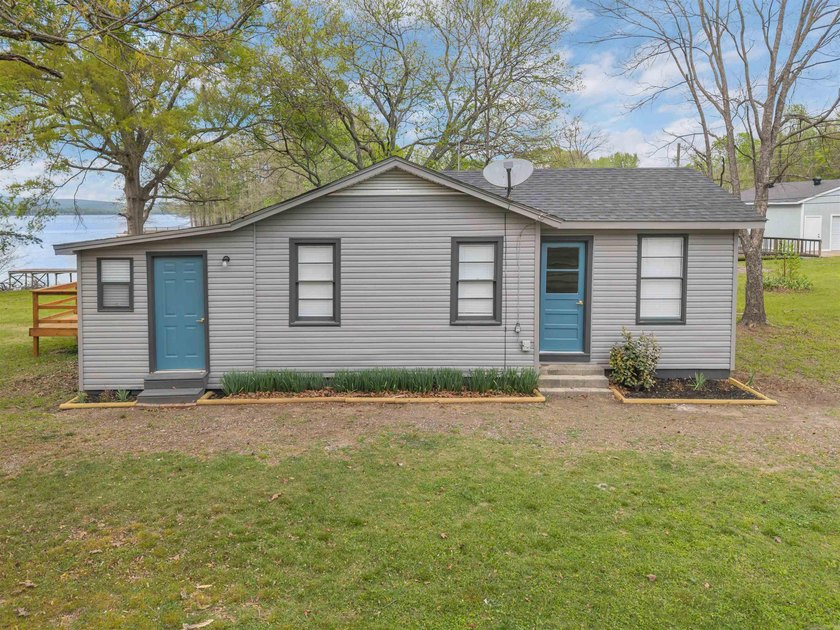Completely remodeled lakefront home on Harris Brake Lake! This - photo 2