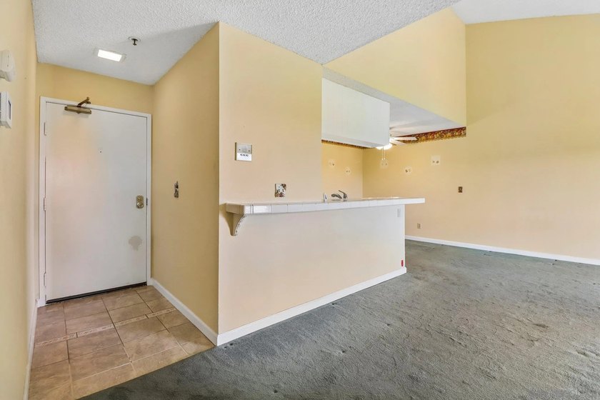 Stunning golf course views and high vaulted ceilings make this - photo 8