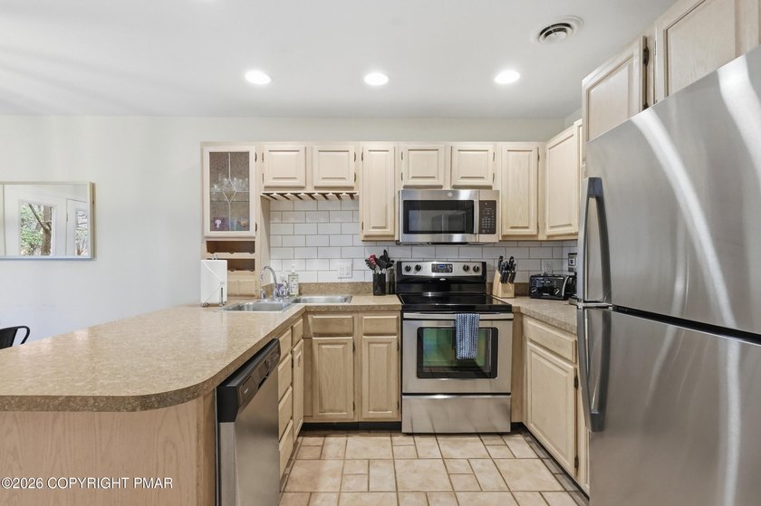 Welcome to your dream Pocono Mountain retreat! This turn-key - photo 14
