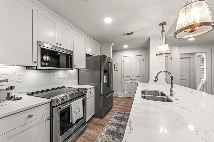 Beautifully renovated 2-bedroom, 2-bath Lake Club Condo with a - photo 18