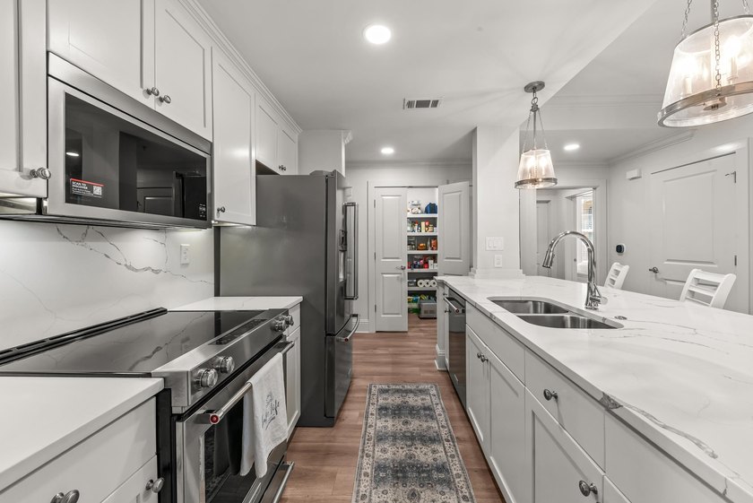 Beautifully renovated 2-bedroom, 2-bath Lake Club Condo with a - photo 19