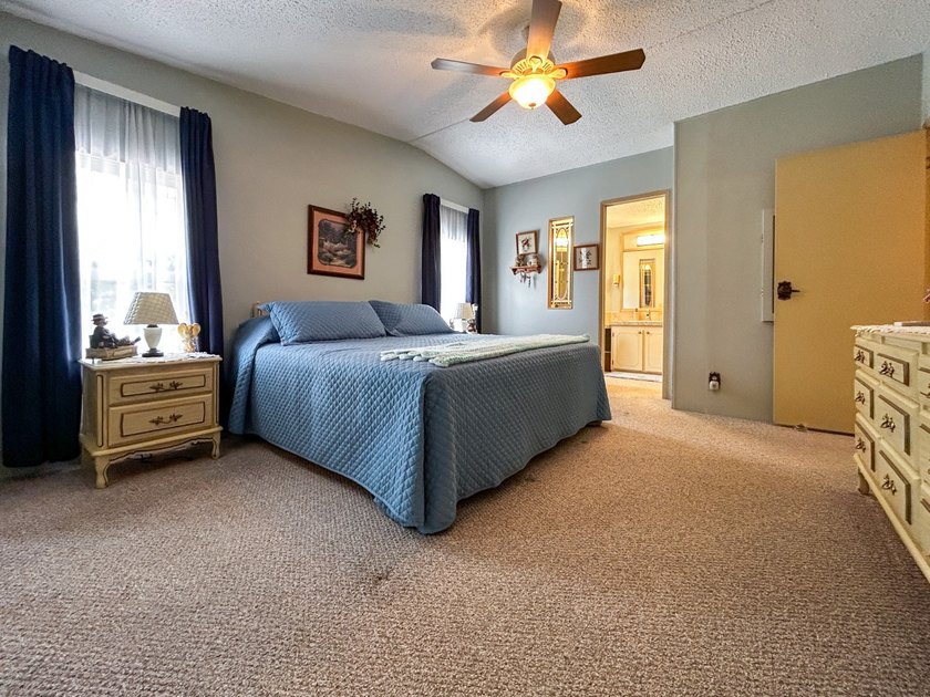 This tastefully updated and well maintained 2 bed 2 bath - photo 26