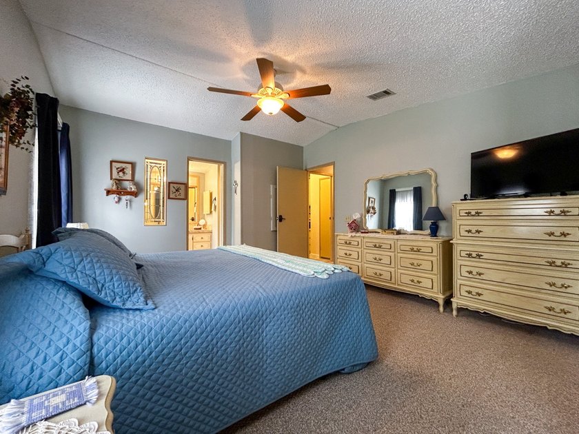This tastefully updated and well maintained 2 bed 2 bath - photo 28