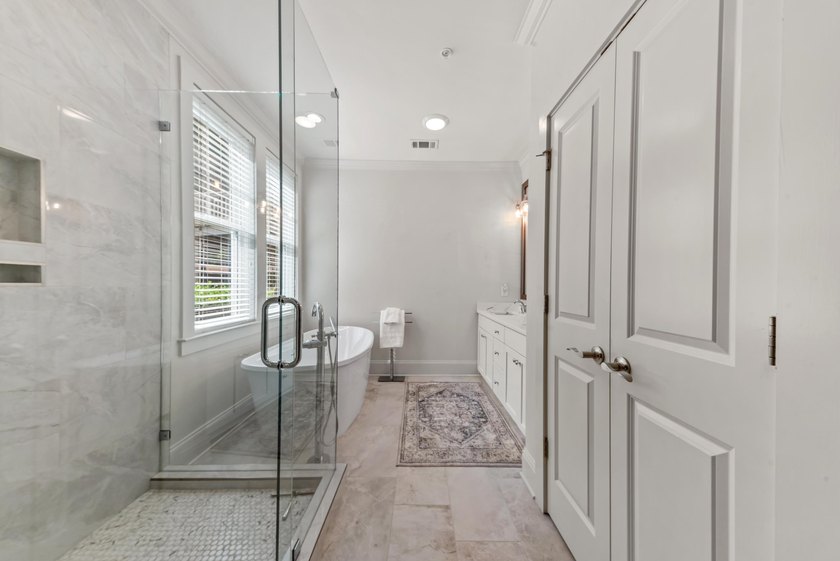 Beautifully renovated 2-bedroom, 2-bath Lake Club Condo with a - photo 29