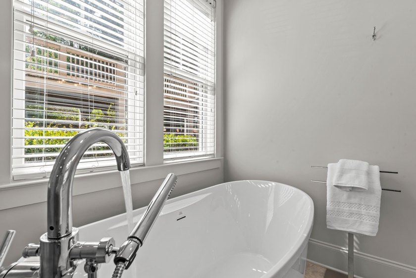 Beautifully renovated 2-bedroom, 2-bath Lake Club Condo with a - photo 30