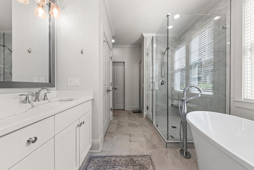 Beautifully renovated 2-bedroom, 2-bath Lake Club Condo with a - photo 31