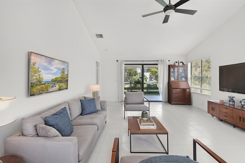 Welcome to this charming 3-bedroom, 2-bathroom villa in 55+ - photo 13
