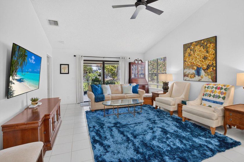 Welcome to this charming 3-bedroom, 2-bathroom villa in 55+ - photo 15