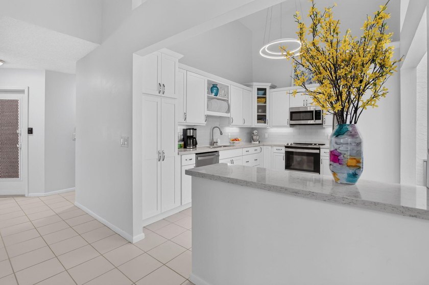 Welcome to this charming 3-bedroom, 2-bathroom villa in 55+ - photo 19