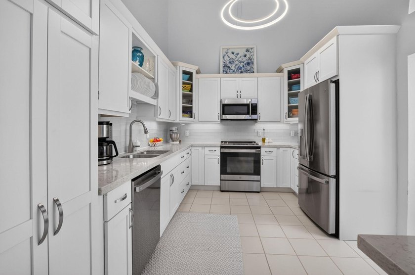 Welcome to this charming 3-bedroom, 2-bathroom villa in 55+ - photo 20