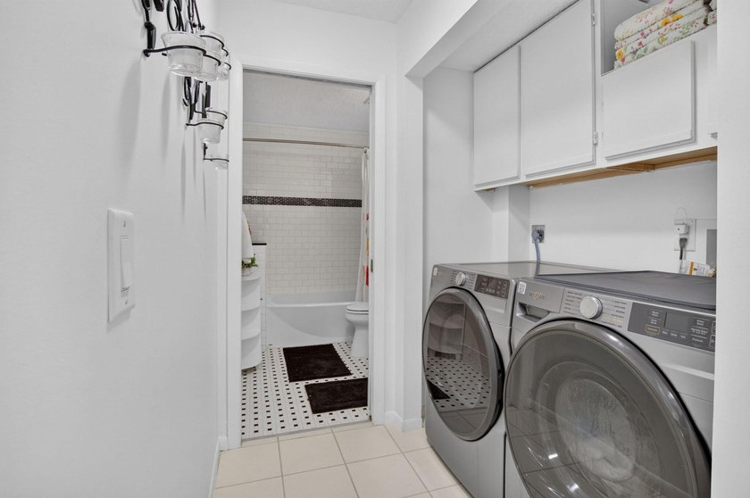 Welcome to this charming 3-bedroom, 2-bathroom villa in 55+ - photo 41