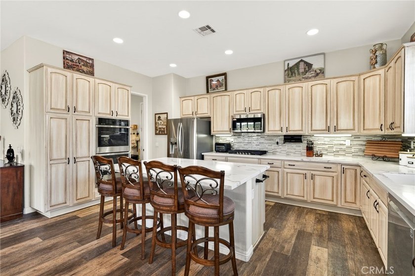 Welcome to this highly sought-after Emerald Model, ideally - photo 2
