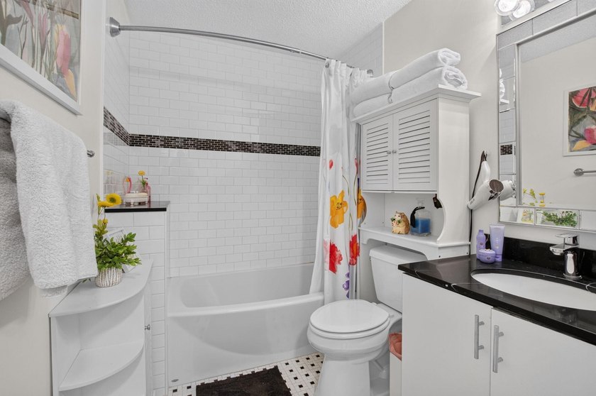 Welcome to this charming 3-bedroom, 2-bathroom villa in 55+ - photo 43