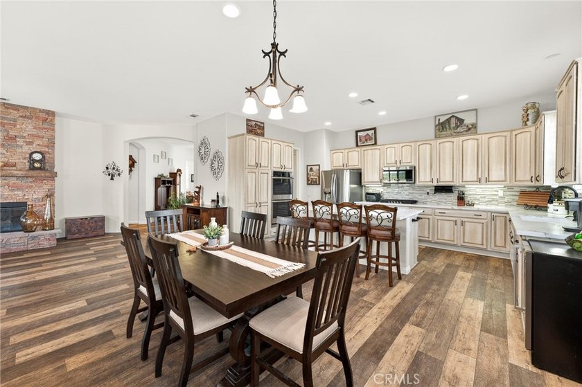 Welcome to this highly sought-after Emerald Model, ideally - photo 4