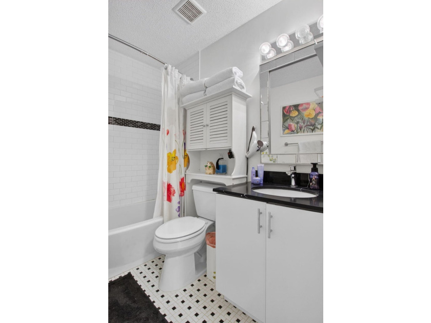 Welcome to this charming 3-bedroom, 2-bathroom villa in 55+ - photo 44