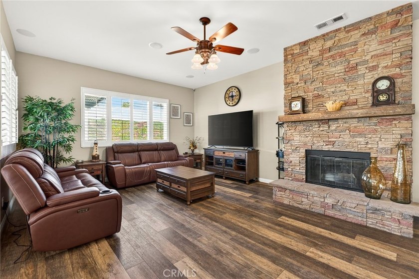 Welcome to this highly sought-after Emerald Model, ideally - photo 5
