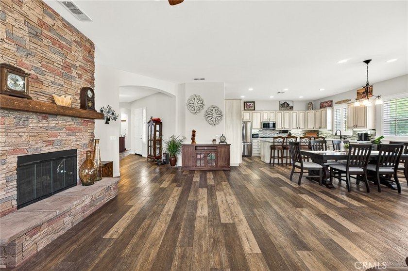 Welcome to this highly sought-after Emerald Model, ideally - photo 6