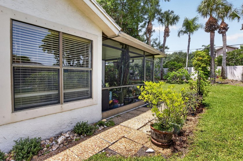 Welcome to this charming 3-bedroom, 2-bathroom villa in 55+ - photo 48
