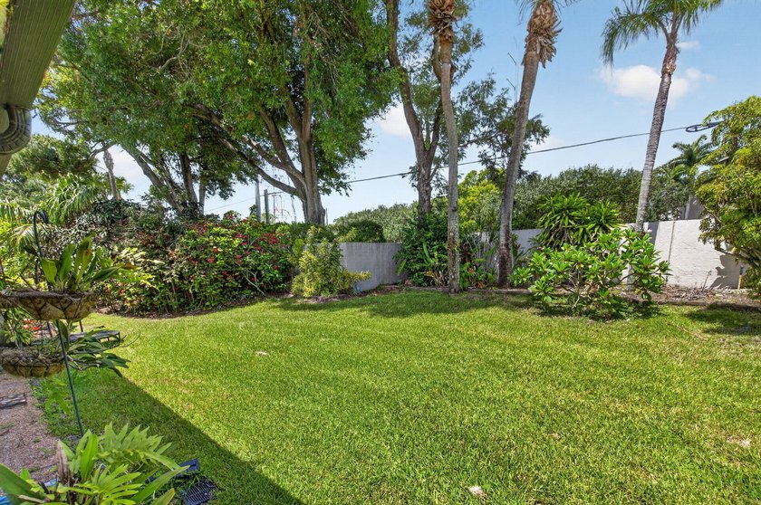 Welcome to this charming 3-bedroom, 2-bathroom villa in 55+ - photo 50