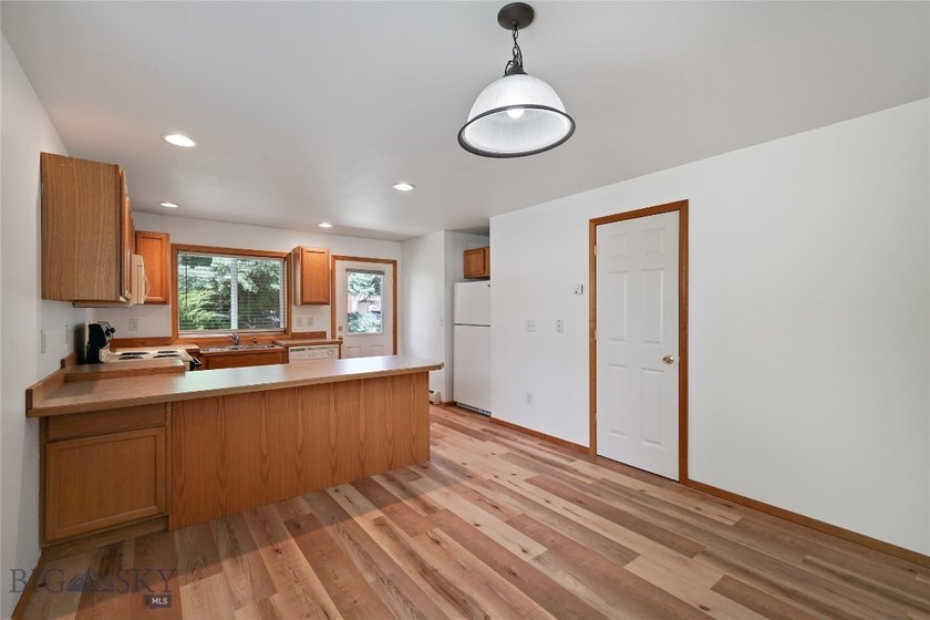 Welcome to 625 N 5th Ave Unit V! This refreshed, move-in ready - photo 10