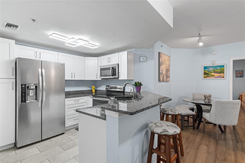 Welcome to your dream condo! This 3bd, 2ba home features a - photo 2