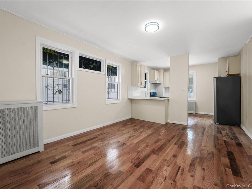 Beautiful renovated semi-attached colonial on a quiet tree lined - photo 5
