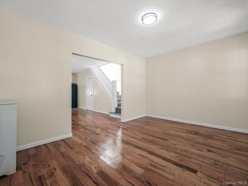 Beautiful renovated semi-attached colonial on a quiet tree lined - photo 6
