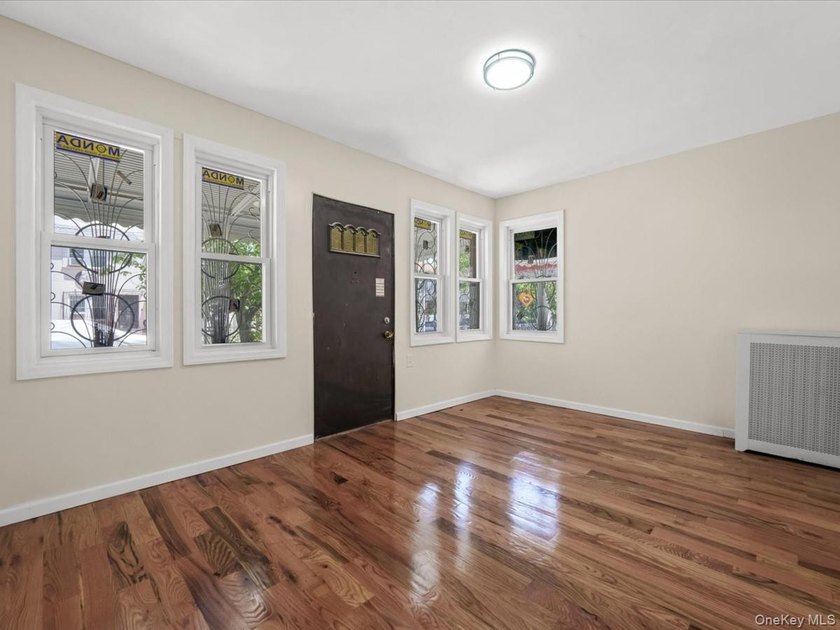 Beautiful renovated semi-attached colonial on a quiet tree lined - photo 7