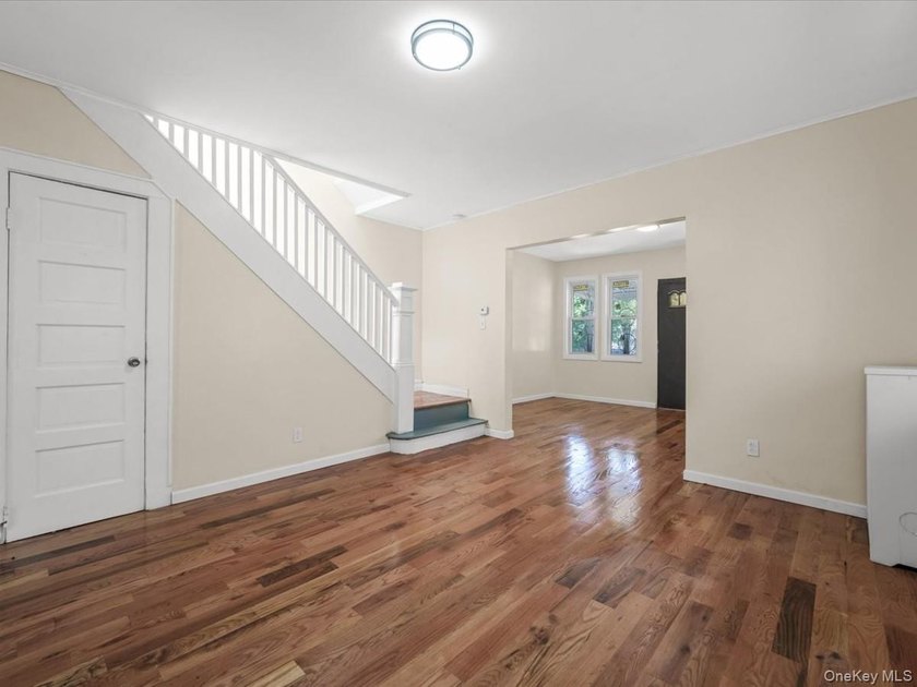 Beautiful renovated semi-attached colonial on a quiet tree lined - photo 8