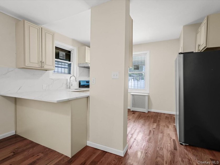 Beautiful renovated semi-attached colonial on a quiet tree lined - photo 9