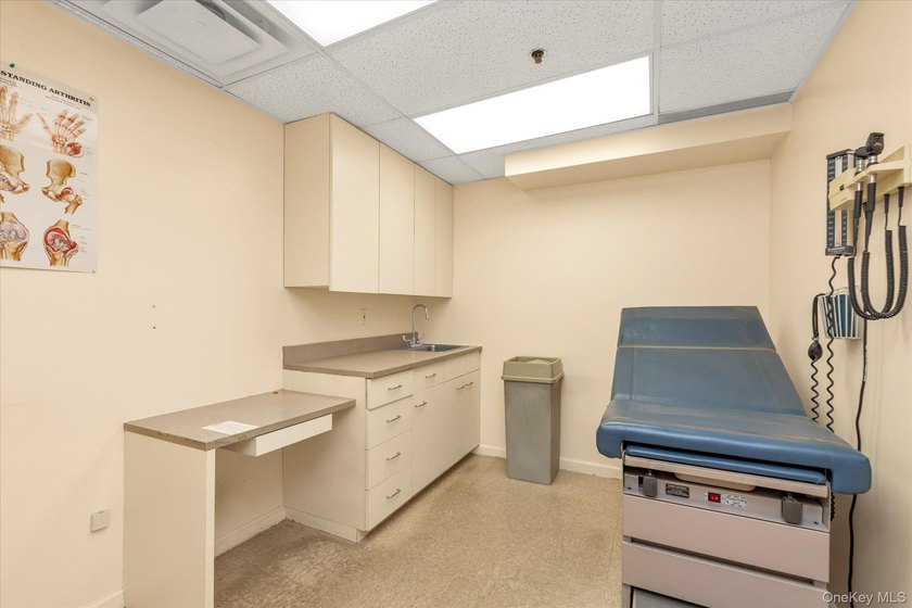 Discover an exceptional opportunity to acquire a 1,600 square - photo 8