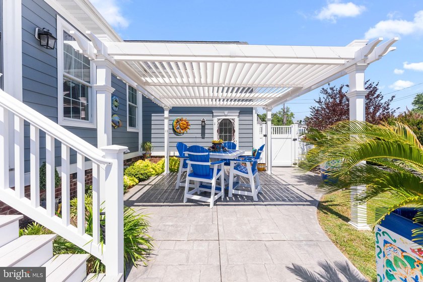 WATERVIEWS &amp; PIER--ON THE POINT: Much admired since it first - photo 45