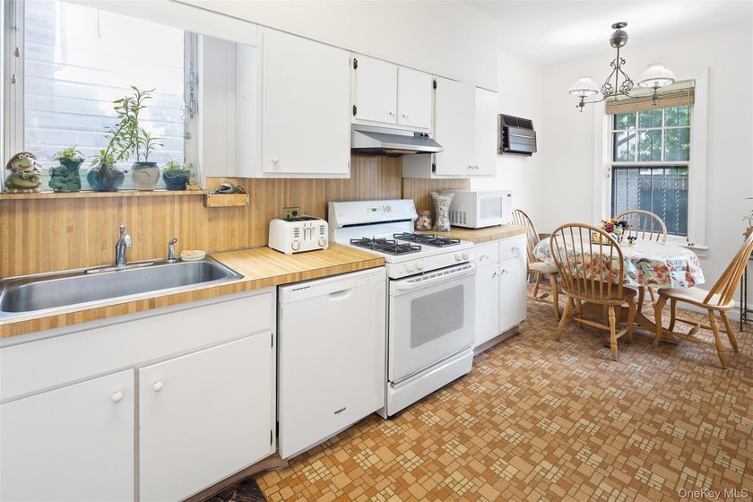 A 3 bedroom, 2.5 bath home in the Midwood section of Brooklyn - photo 4