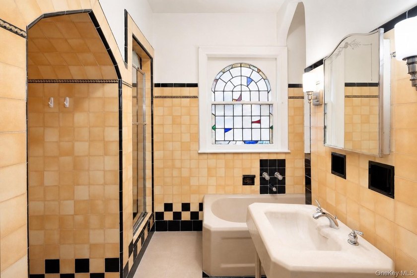 A 3 bedroom, 2.5 bath home in the Midwood section of Brooklyn - photo 7