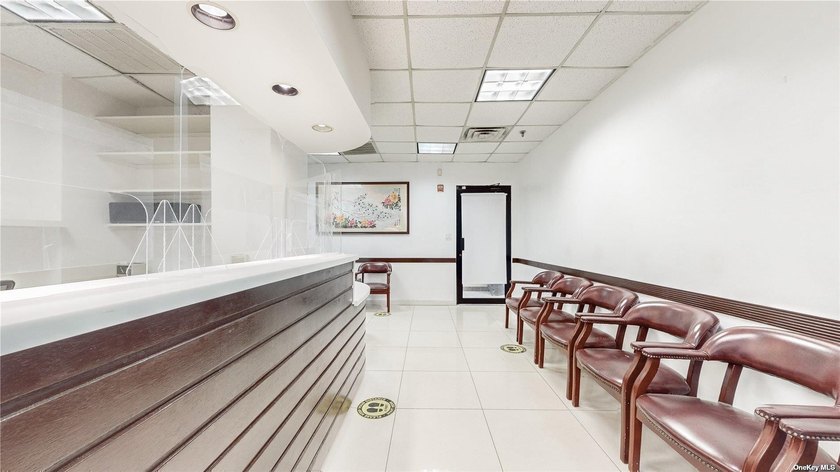 This 1847 gross sqft commercial condo is perfectly located in - photo 5
