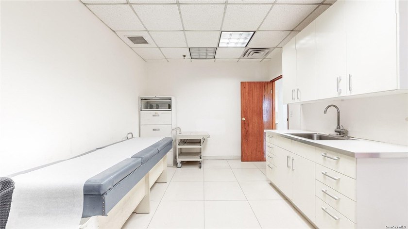 This 1847 gross sqft commercial condo is perfectly located in - photo 9