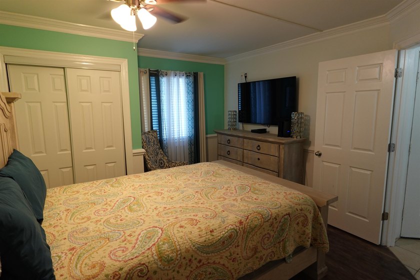 Golden Mile North-facing immaculate unit in renowned Ocean - photo 3