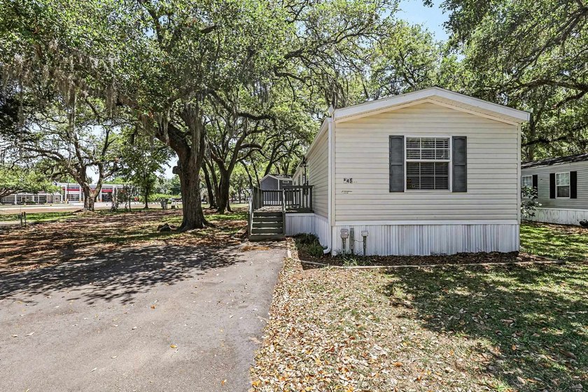 Location! Location! Location! Move in ready! Inlet living and - photo 3