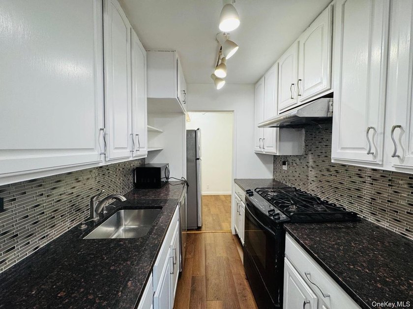 Renovated 2-bedroom co-op in Downtown Flushing-move-in ready - photo 8