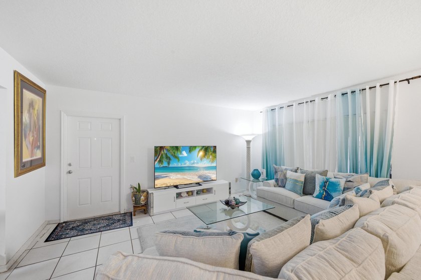 Unapproved Short Sale. Located in the heart of Royal Palm Beach - photo 6
