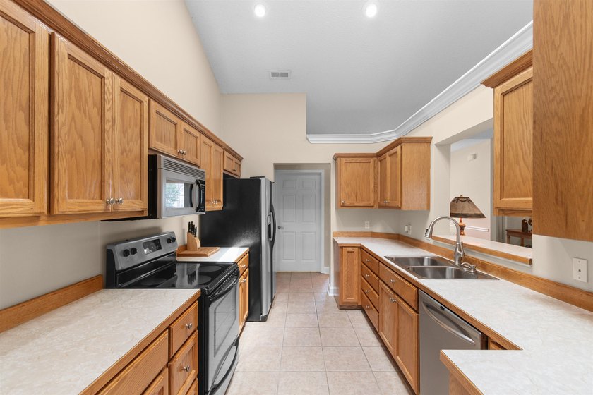 Wonderful 3-bedroom, 2-bathroom retirement home in the highly - photo 10