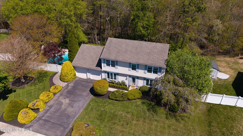 Welcome to this inviting 3-4 bedroom, 2.5-bath colonial tucked - photo 6