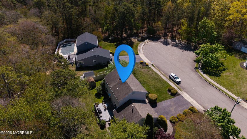 Welcome to this inviting 3-4 bedroom, 2.5-bath colonial tucked - photo 7